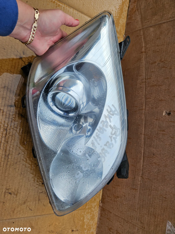 Przednia prawa lampa Europa Toyota Avensis T25