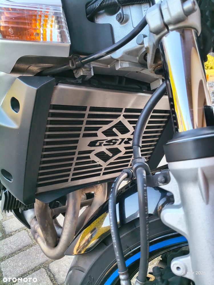 Suzuki GSR - 13