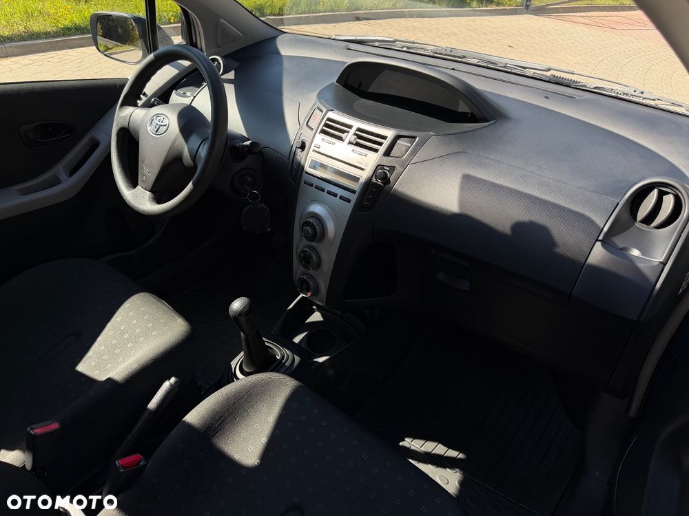 Toyota Yaris 1.3 - 8
