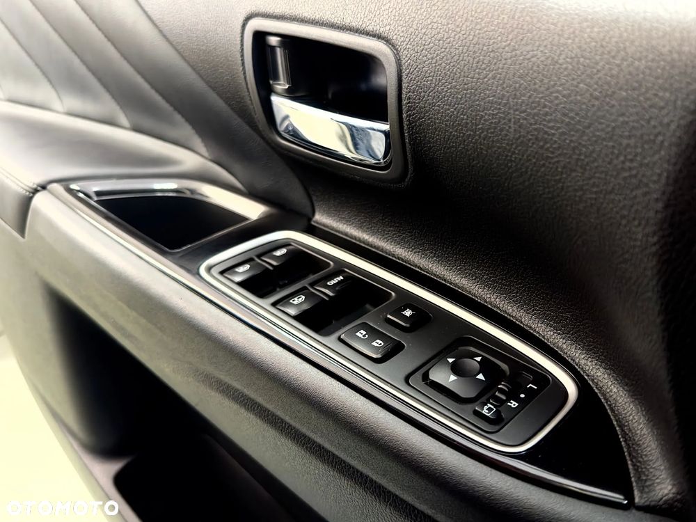 Mitsubishi Outlander 2.0 4WD Plug-In Hybrid Plus - 17