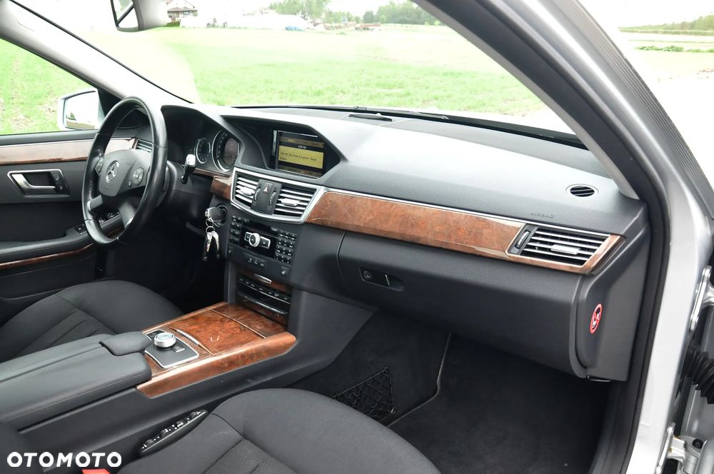 Mercedes-Benz Klasa E 250 CGI BlueEFFICIENCY 7G-TRONIC Elegance - 30