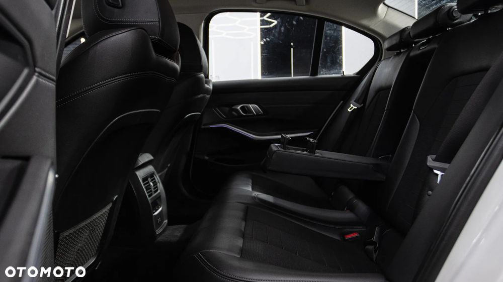 BMW Seria 3 318i Sport Line - 18
