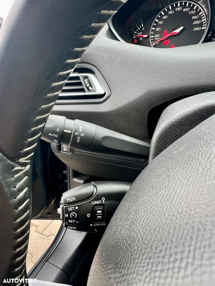 Peugeot 308 1.2 L PureTech Turbo S&S Active - 10