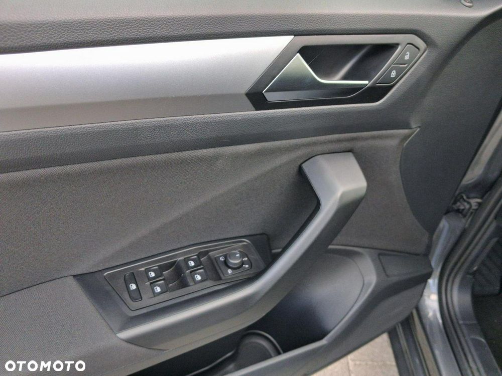 Volkswagen T-Roc - 21