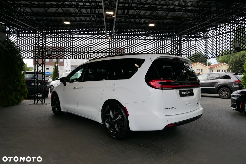Chrysler Pacifica - 4