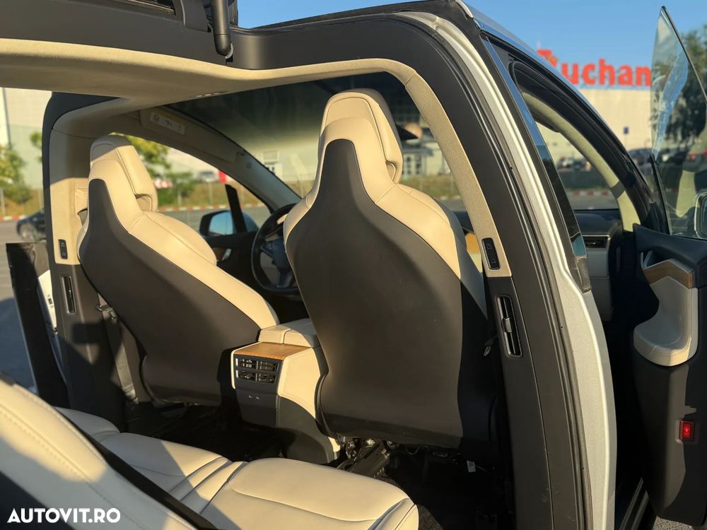 Tesla Model X - 12