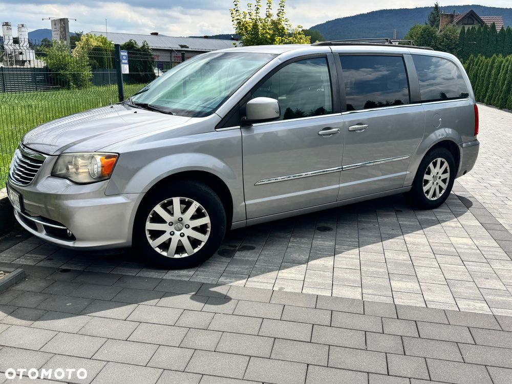 Chrysler Town & Country - 2
