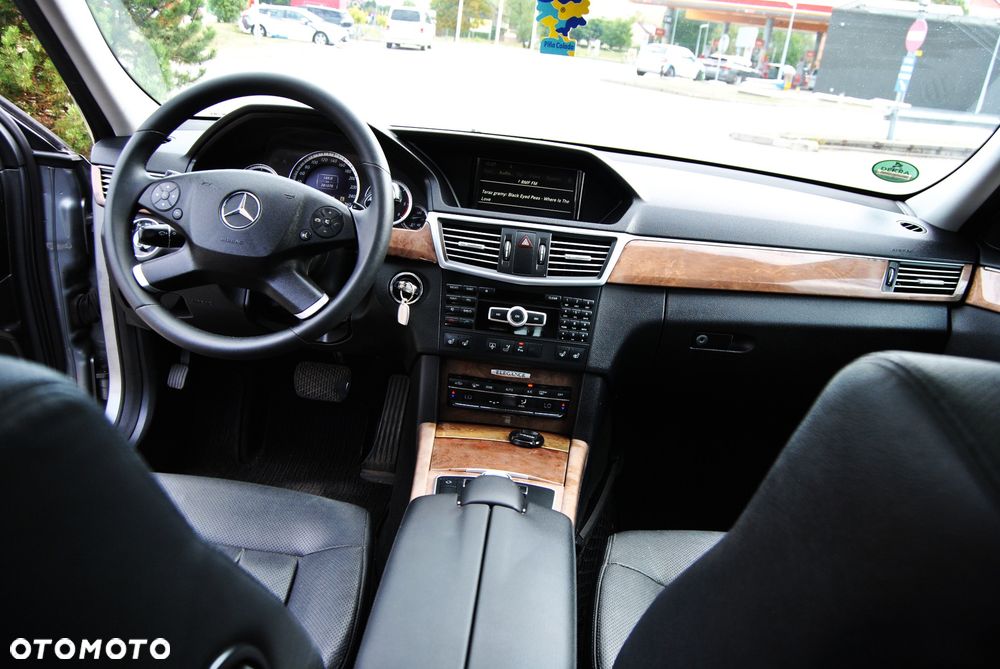 Mercedes-Benz Klasa E 300 CDI DPF BlueEFFICIENCY 7G-TRONIC Elegance - 27