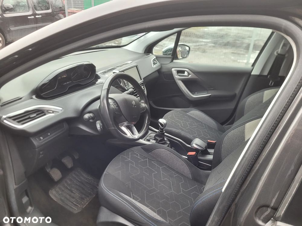 Peugeot 2008 1.2 Pure Tech GPF Style S&S - 11