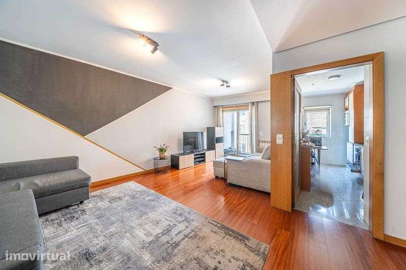Apartamento T2 com Varanda e Box fechada em Santa Marinha, Gaia - Grande imagem: 2/12