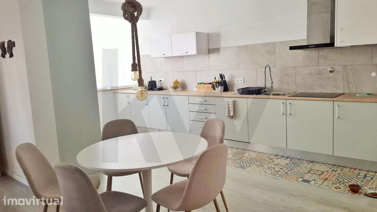 Apartamento T3 Totalmente Remodelado em Condomínio com Piscina e Campo - Grande imagem: 3/30