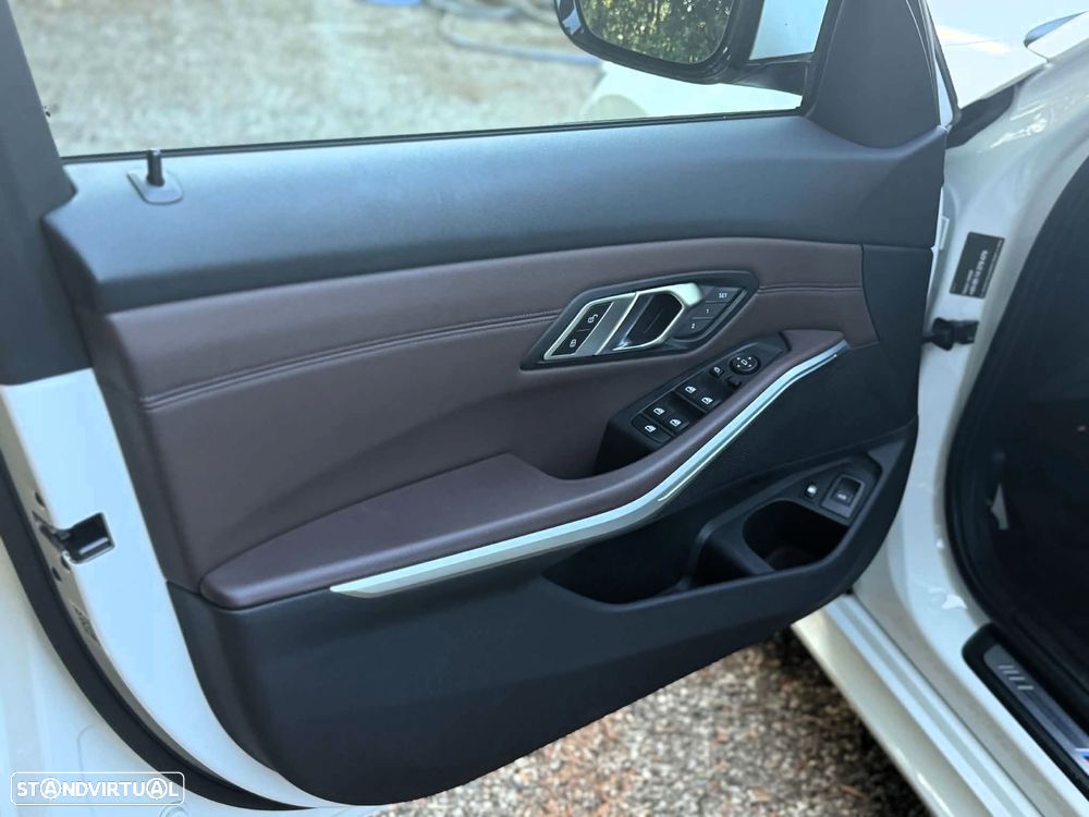 BMW 330 e Pack 50 anos M Auto - 18