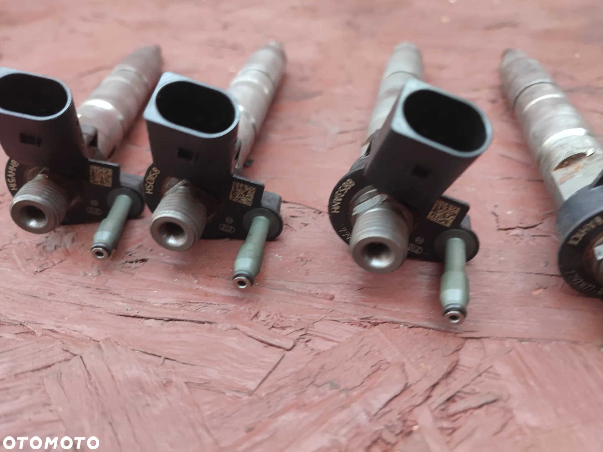 BMW E60LCI / E81 / E82 / E88 / E87 / E90 / E91LCI / E92 / E93 ORYGINALNY WTRYSKIWACZ PALIWA PIEZO / WTRYSKI KOMPLET 4 SZTUKI PIEZO-ELEKTRYCZNYCH DO SILNIKÓW GAMY N47D20 177KM DIESLA O NR. 13 53 7 797 877 - 05 ( 60 ) SPRAWNE W 100% - 13