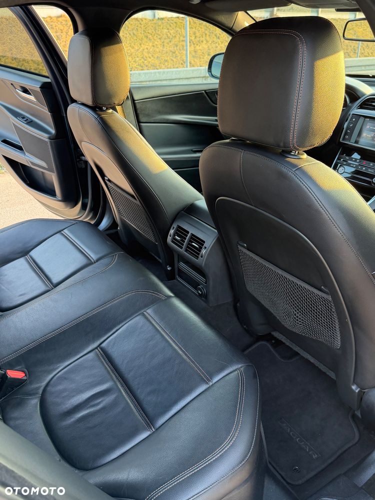 Jaguar XE 2.0 D R-Sport - 7