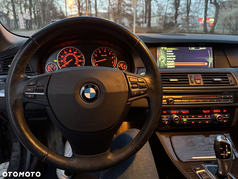 BMW Seria 5 528i - 25