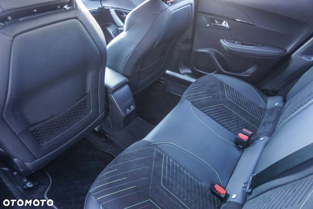 Peugeot 2008 Hybrid 136 e-DSC GT - 32