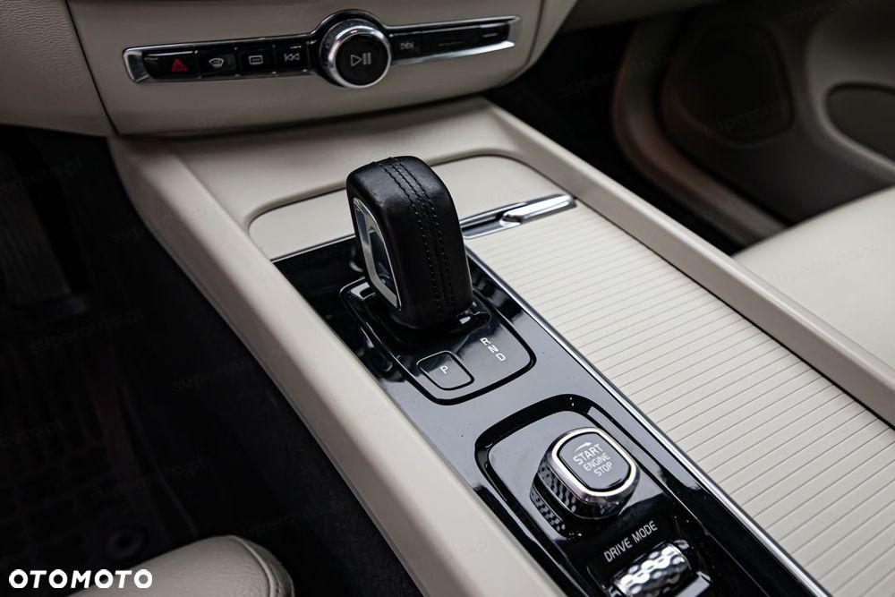 Volvo XC 60 B4 D AWD Momentum Pro - 22