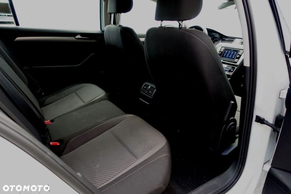Volkswagen Passat - 18
