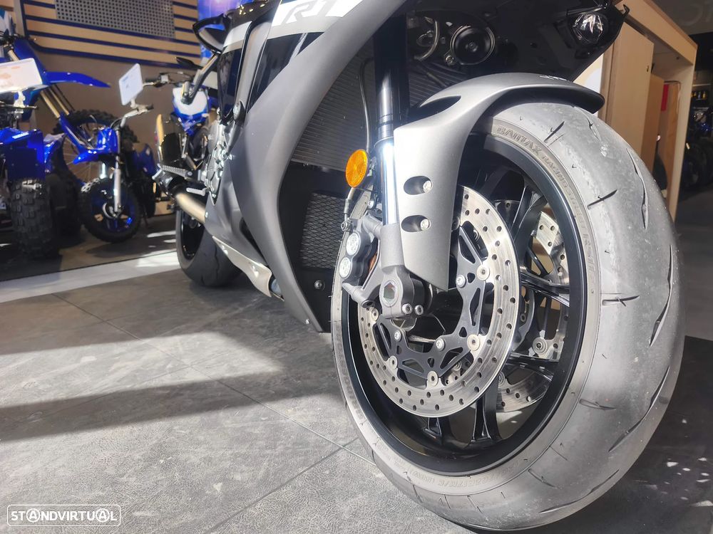 Yamaha YZF R1 - 3