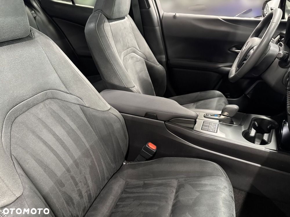 Lexus UX 2025