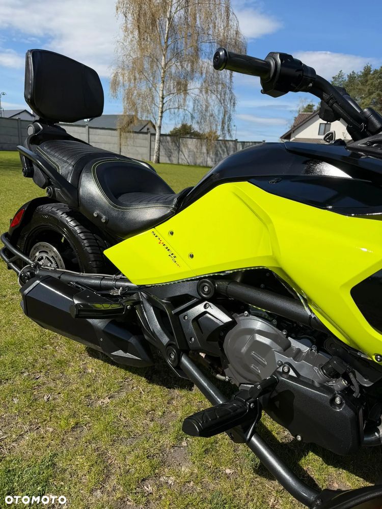 Can-Am Spyder - 10