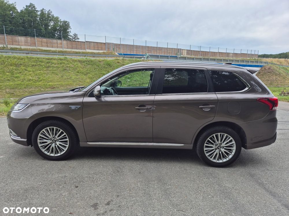 Mitsubishi Outlander - 2