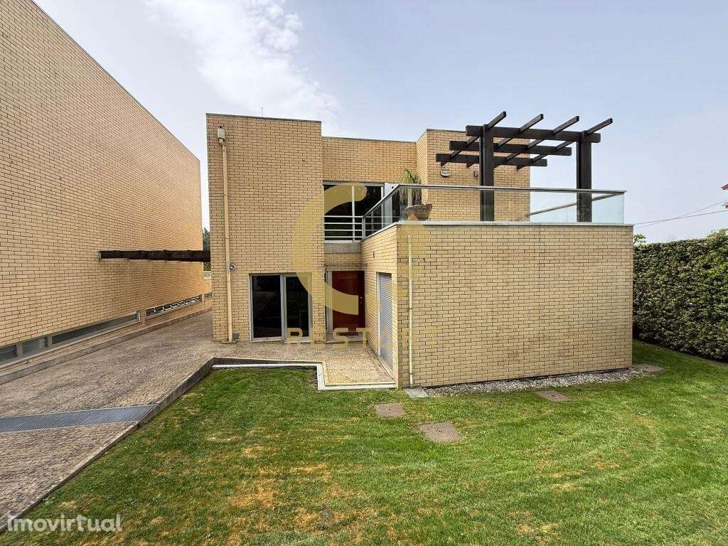 Moradia T4 Triplex em condomínio fechado com piscina - Grande imagem: 4/47