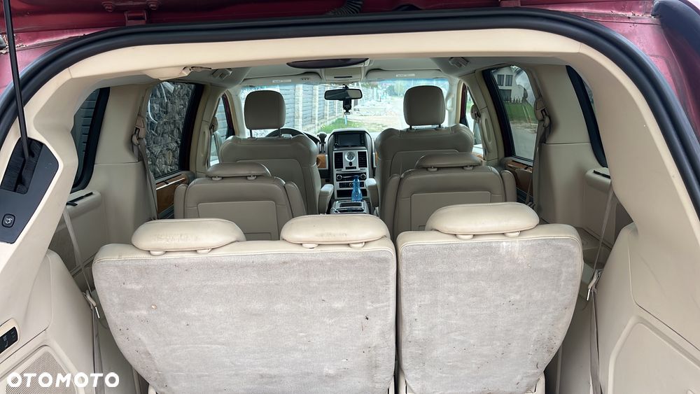 Chrysler Town & Country - 28