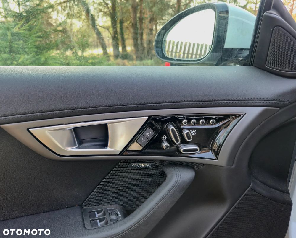 Jaguar F-Type Chequered Flag - 6