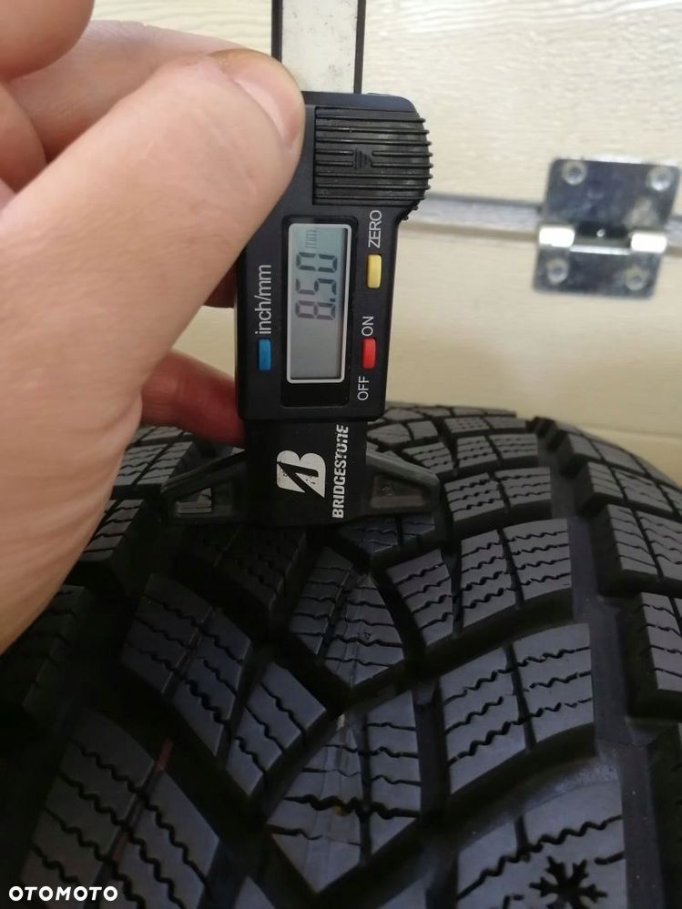 Opony zimowe 215/65 R 17 Goodyear Ultragrip Performance  SUV - 3