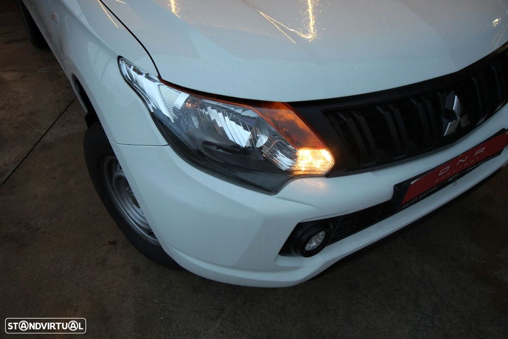 Mitsubishi L200 2.4 DI-D CD Space Cab 3L Instyle Sportbox 4WD - 12