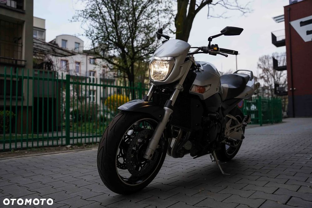 Suzuki GSR - 10
