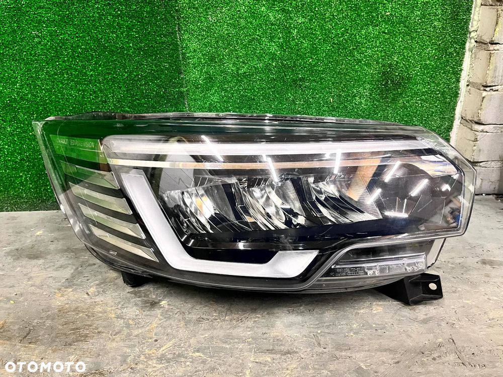 RENAULT TRAFIC III 2-GI LIFT 2021- LAMPA PRAWY PRZÓD PRAWA PRZEDNIA LEKKO USZKODZONA KOMPLETNA 260102899R