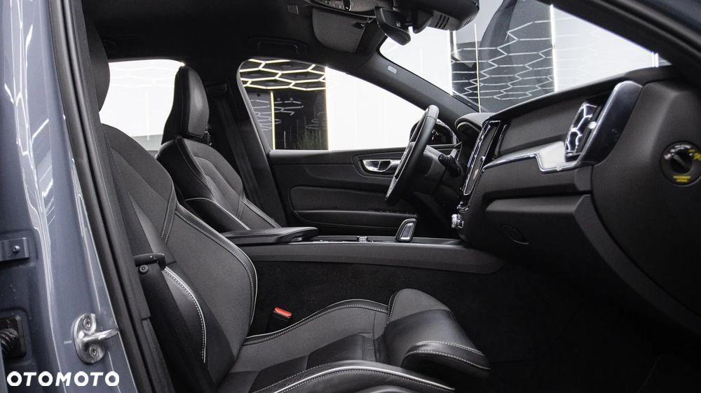 Volvo XC 60 B5 D AWD R-Design - 19