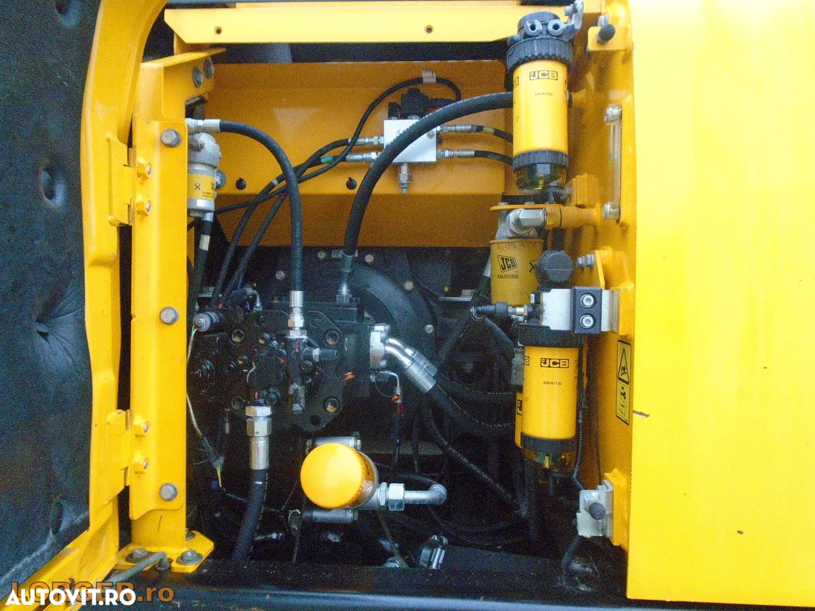 JCB JS 131 LC+ - 9