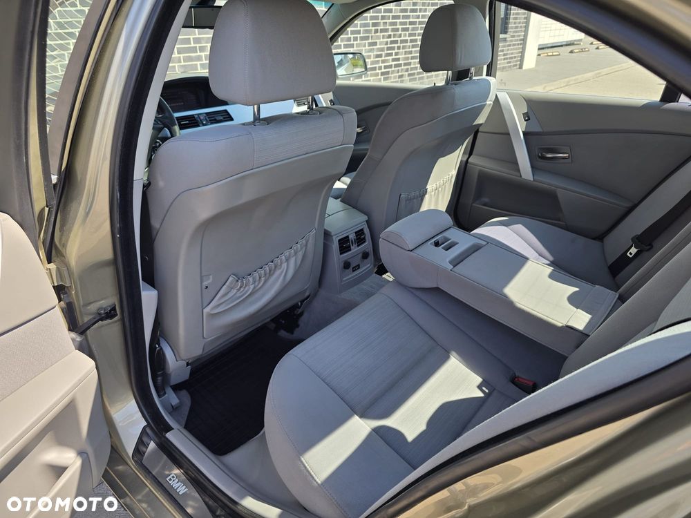 BMW Seria 5 523i - 25
