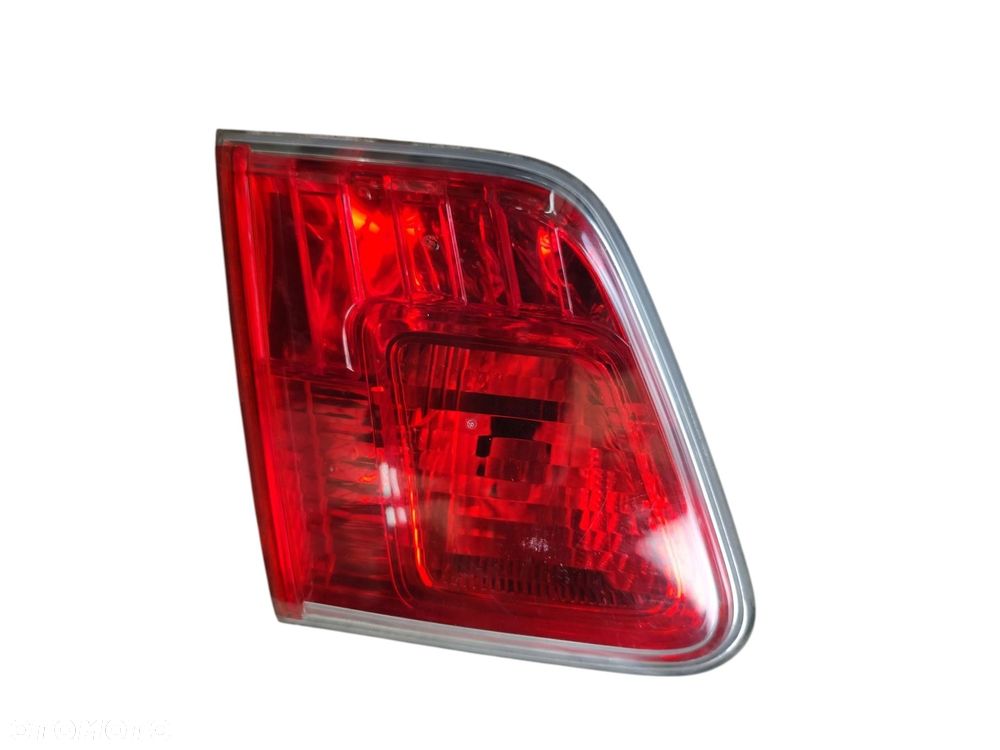 LAMPA LEWY TYŁ W KLAPE TOYOTA AVENSIS T27 (2009-2011) 2.0 VVT-I 152KM - 1