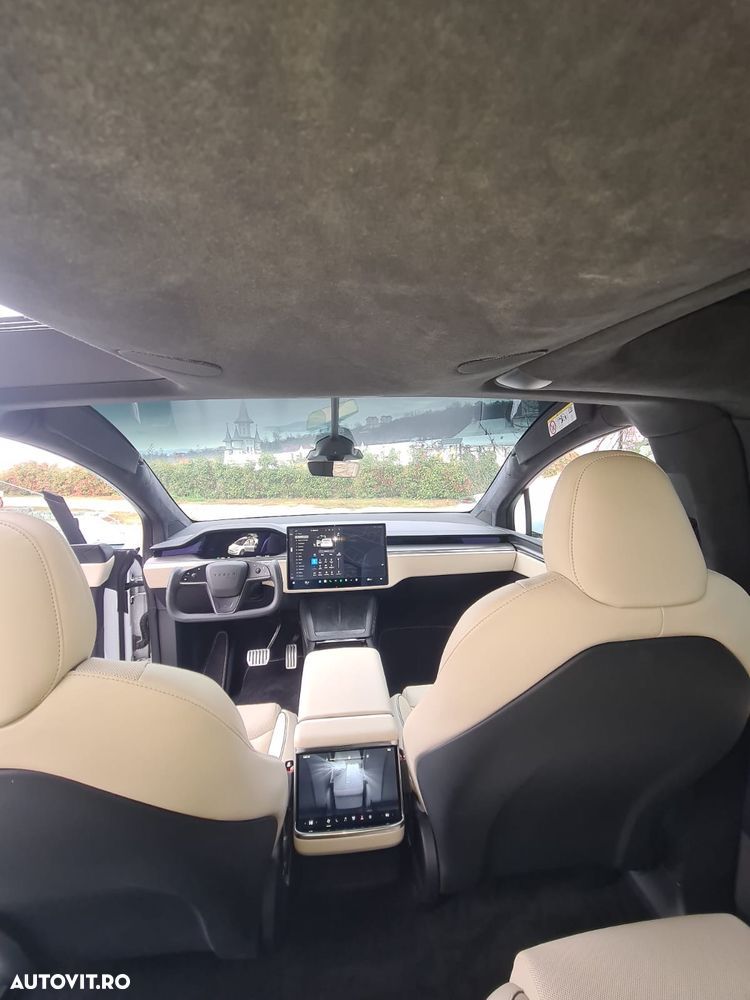 Tesla Model X - 15