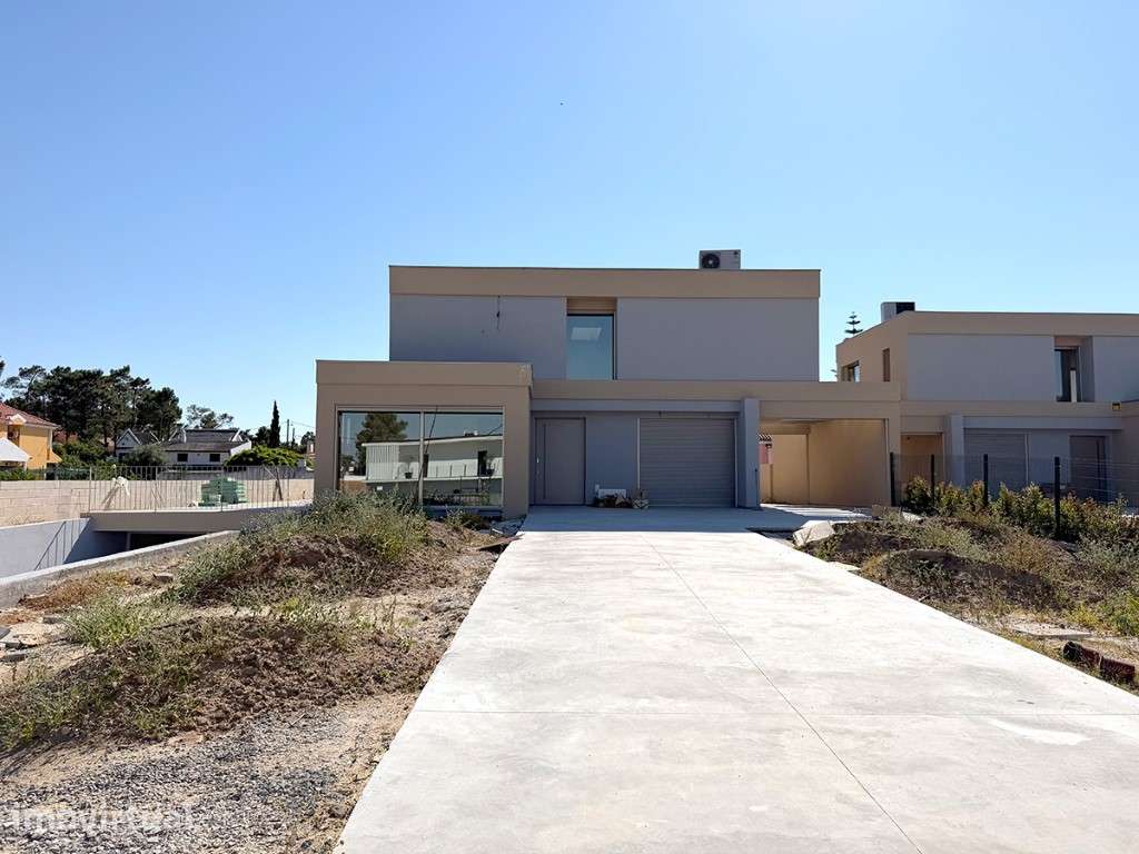 Exclusiva Moradia Isolada T4 com 3 Suítes, Piscina Privada e Garage... - Grande imagem: 2/24
