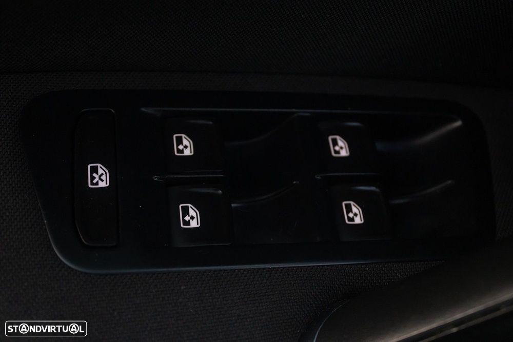 VW Golf 1.6 TDI Highline DSG - 21