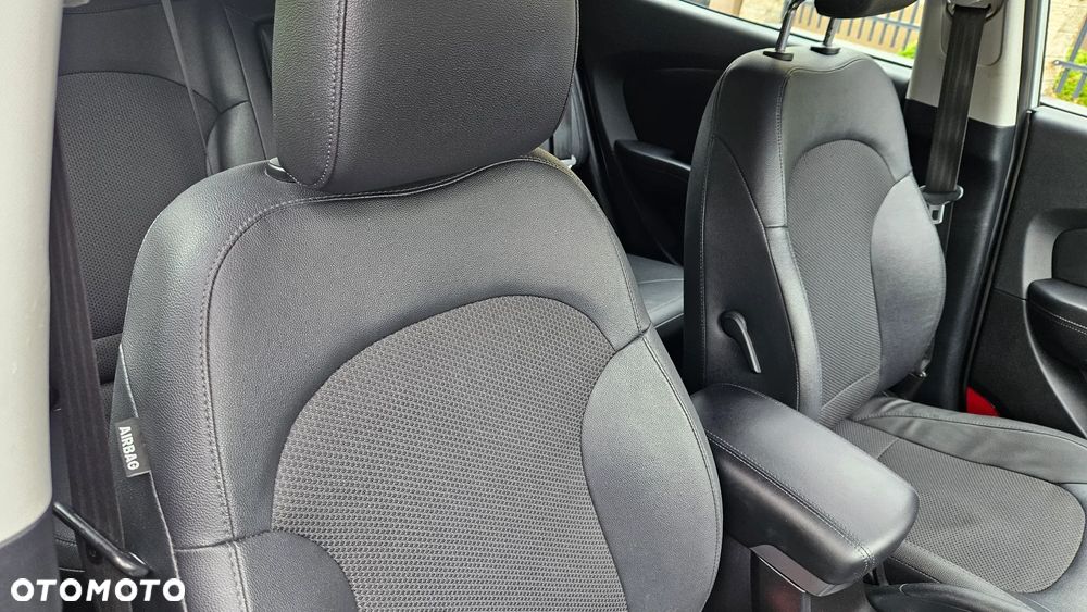 Hyundai ix35 1.6 2WD Fifa World Cup Edition - 12