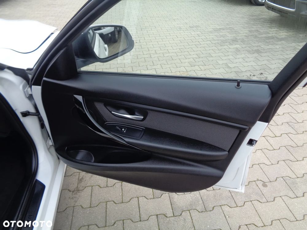 BMW Seria 3 320d xDrive Edition Luxury Line Purity - 22