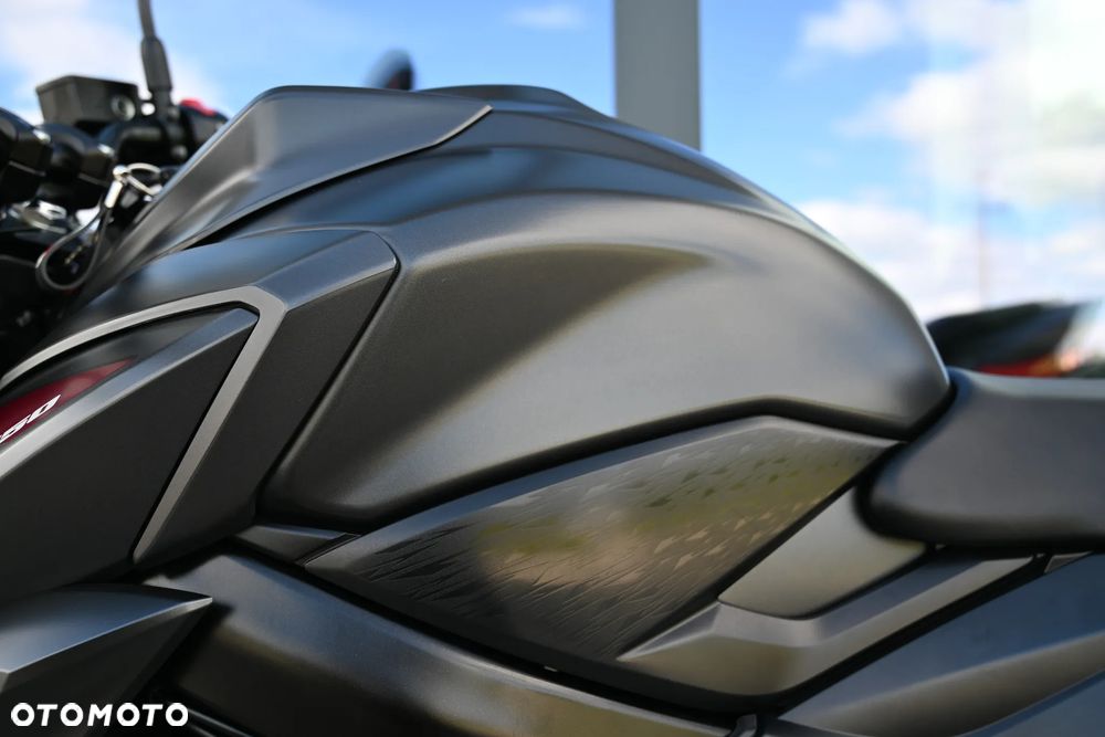 Suzuki GSX - 22