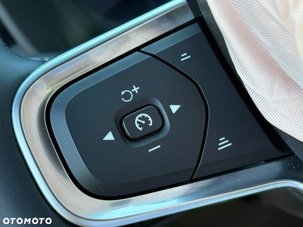 Volvo XC 40 B3 Plus Dark - 17