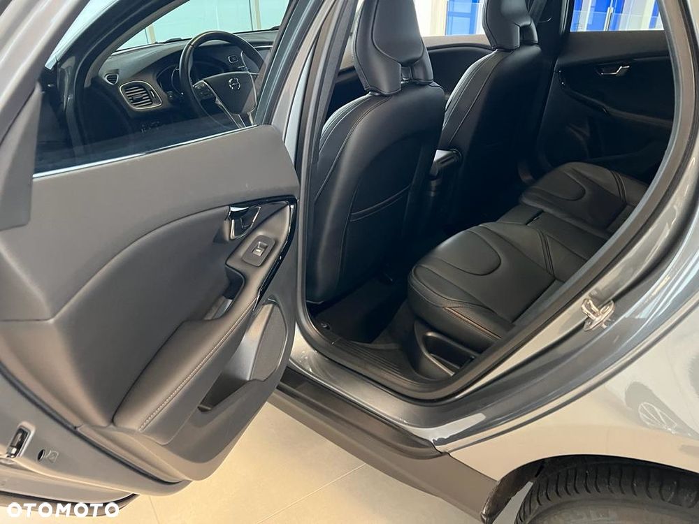 Volvo V40 Cross Country - 8