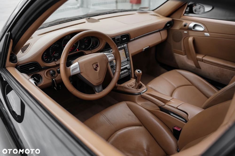 Porsche 911 Carrera - 29