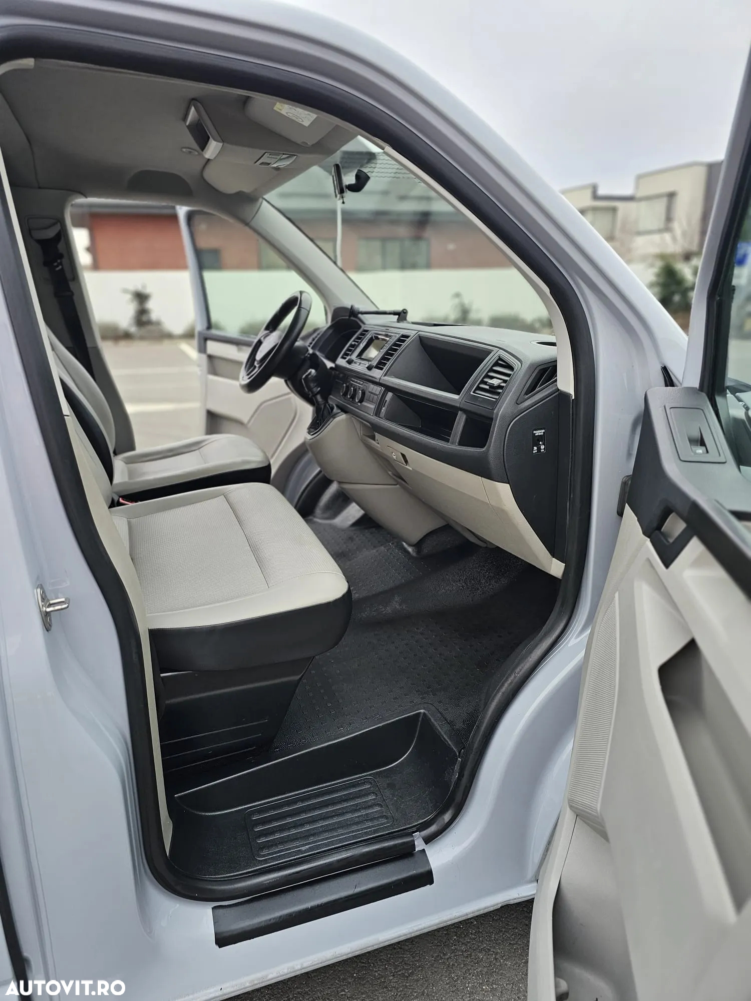 Volkswagen Caravelle - 11