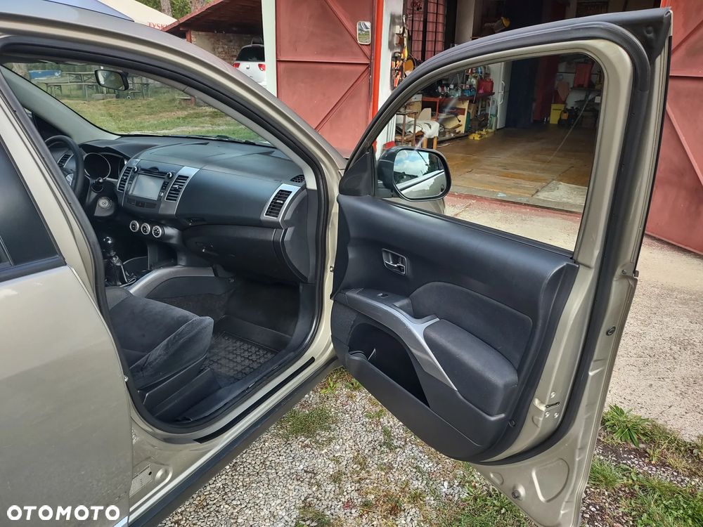 Mitsubishi Outlander 2.0 DID Instyle NAVI - 7