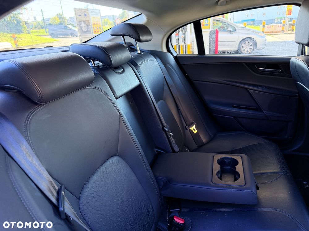 Jaguar XE 20d AWD Portfolio - 9