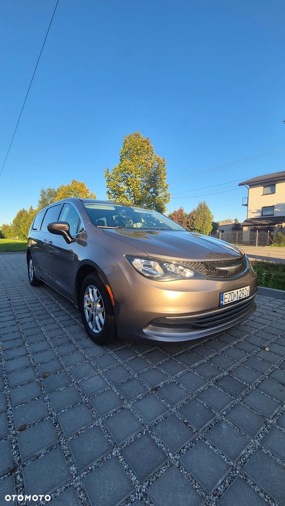 Chrysler Pacifica 2017 photo 2